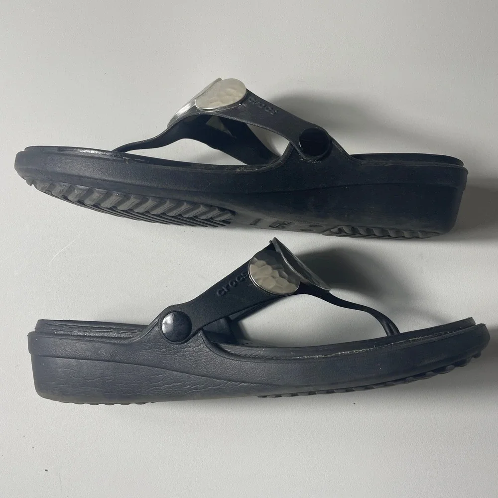 Crocs Sanrah Hammered Circle Wedge Thong Sandal Size 10 Black Metallic Comfort